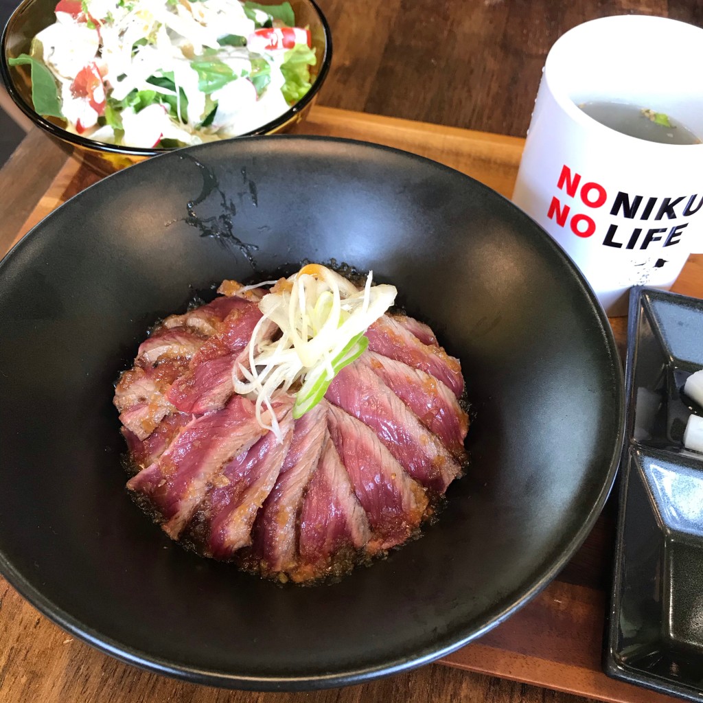 ユーザーが投稿した特選国産牛炙りステーキ丼(スープ、サラダ付き)の写真 - 実際訪問したユーザーが直接撮影して投稿した飯野町東二ステーキ人生意気に感ずの写真