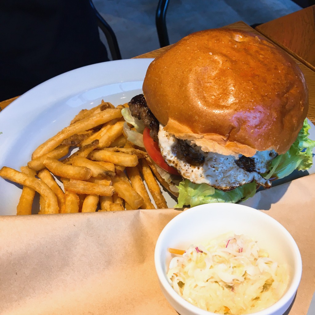 ユーザーが投稿したLunchTERIYAKIエッグバーガーの写真 - 実際訪問したユーザーが直接撮影して投稿した緑町カフェ​under the cascadeの写真