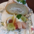 桃のロールケーキ - 実際訪問したユーザーが直接撮影して投稿した井ノ内紅茶専門店紅茶とお菓子の店 ANteの写真のメニュー情報