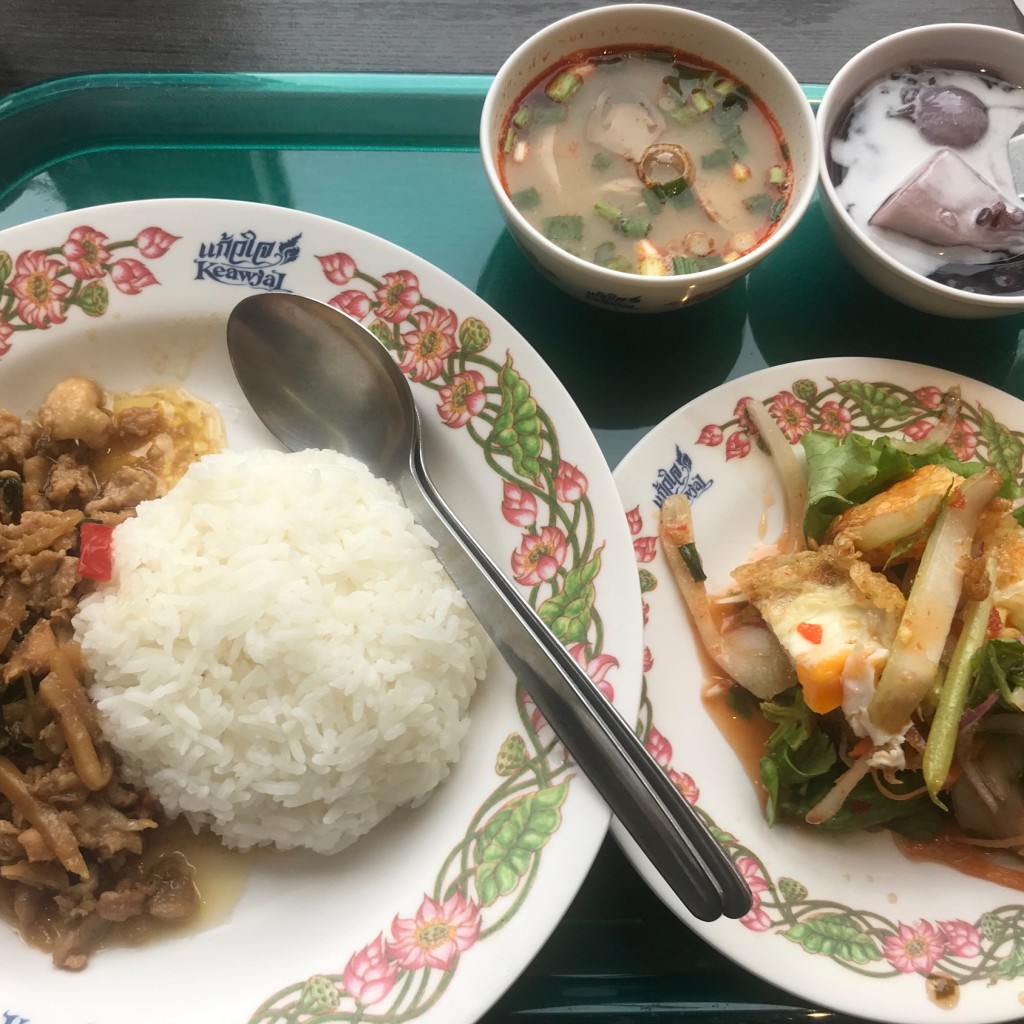ユーザーが投稿したガパオ&サラダセットの写真 - 実際訪問したユーザーが直接撮影して投稿した新宿タイ料理タイ国料理 ゲウチャイ 新宿店の写真