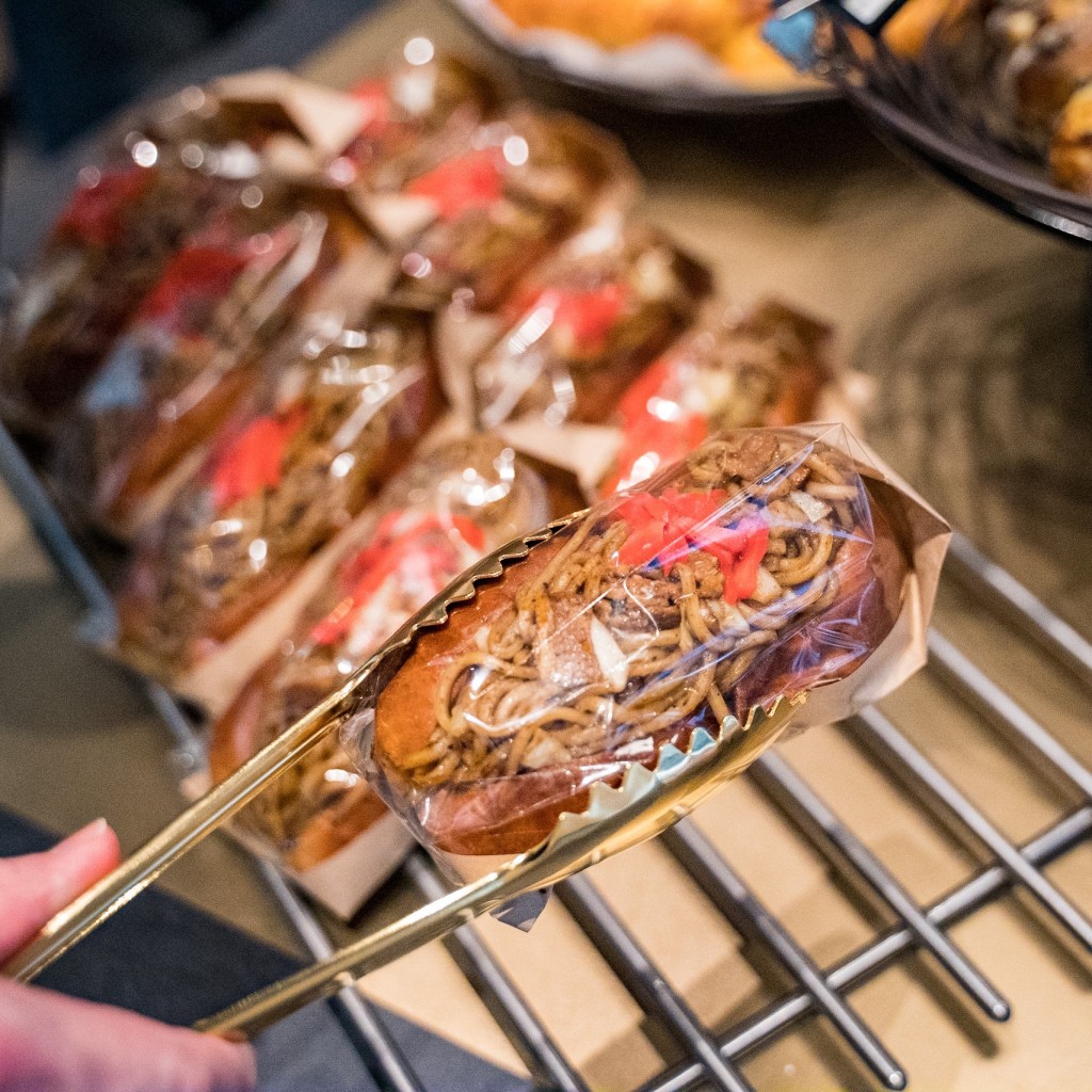 ユーザーが投稿したあふれる焼きそばパンの写真 - 実際訪問したユーザーが直接撮影して投稿した曾根崎新地ベーカリー夜のベーカリーMAHOROBA 北新地店の写真