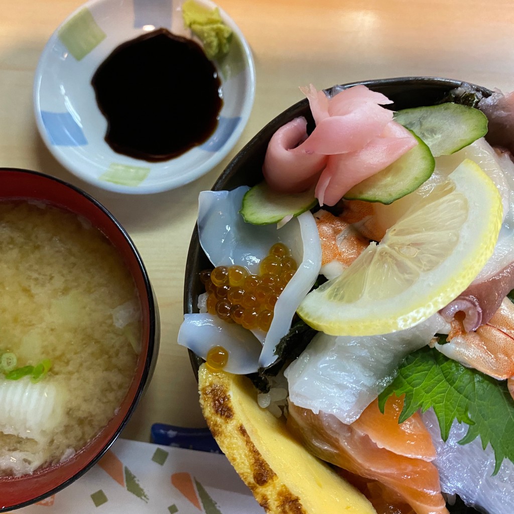 ユーザーが投稿した海鮮丼と味噌汁の写真 - 実際訪問したユーザーが直接撮影して投稿した安芸津町風早寿司いろは寿しの写真