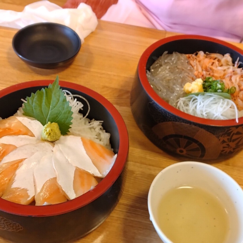 ユーザーが投稿した生桜えび生しらす2色丼、トロサーモン丼の写真 - 実際訪問したユーザーが直接撮影して投稿した千本港町魚介 / 海鮮料理丼くらべの写真