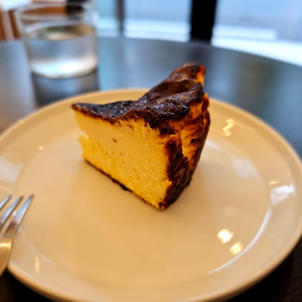 ユーザーが投稿したチーズケーキ バスクチーズケーキの写真 - 実際訪問したユーザーが直接撮影して投稿した柳橋コーヒー専門店WESTSIDE COFFEEの写真