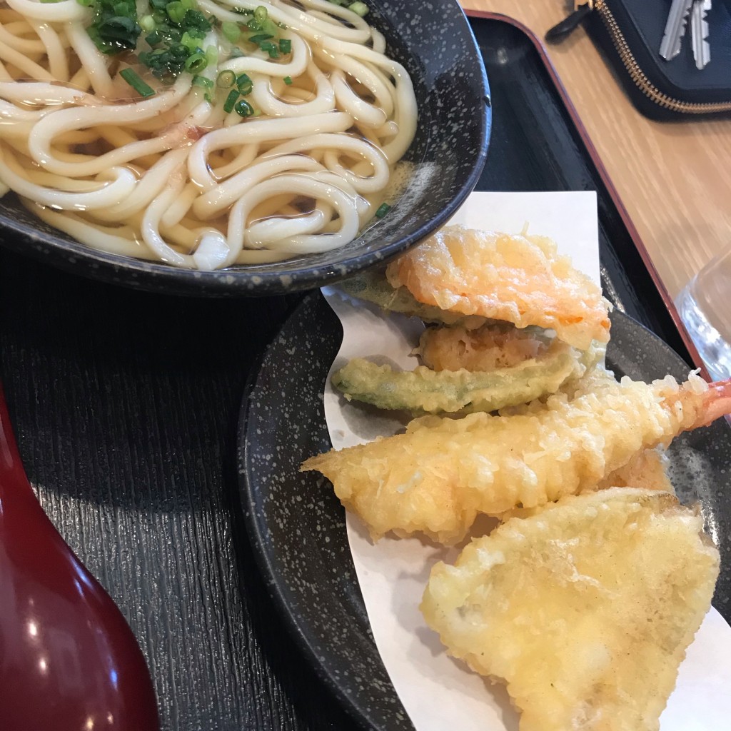 ユーザーが投稿した天ぷら盛り合わせうどん(えびきす)の写真 - 実際訪問したユーザーが直接撮影して投稿した銘苅うどん麺天の写真