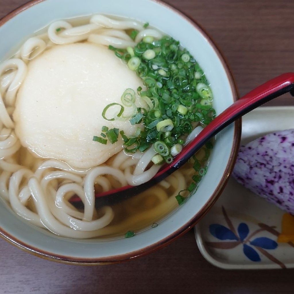 ユーザーが投稿した丸天うどん+しそおにぎりの写真 - 実際訪問したユーザーが直接撮影して投稿した北湊町うどんふじや 若松店の写真