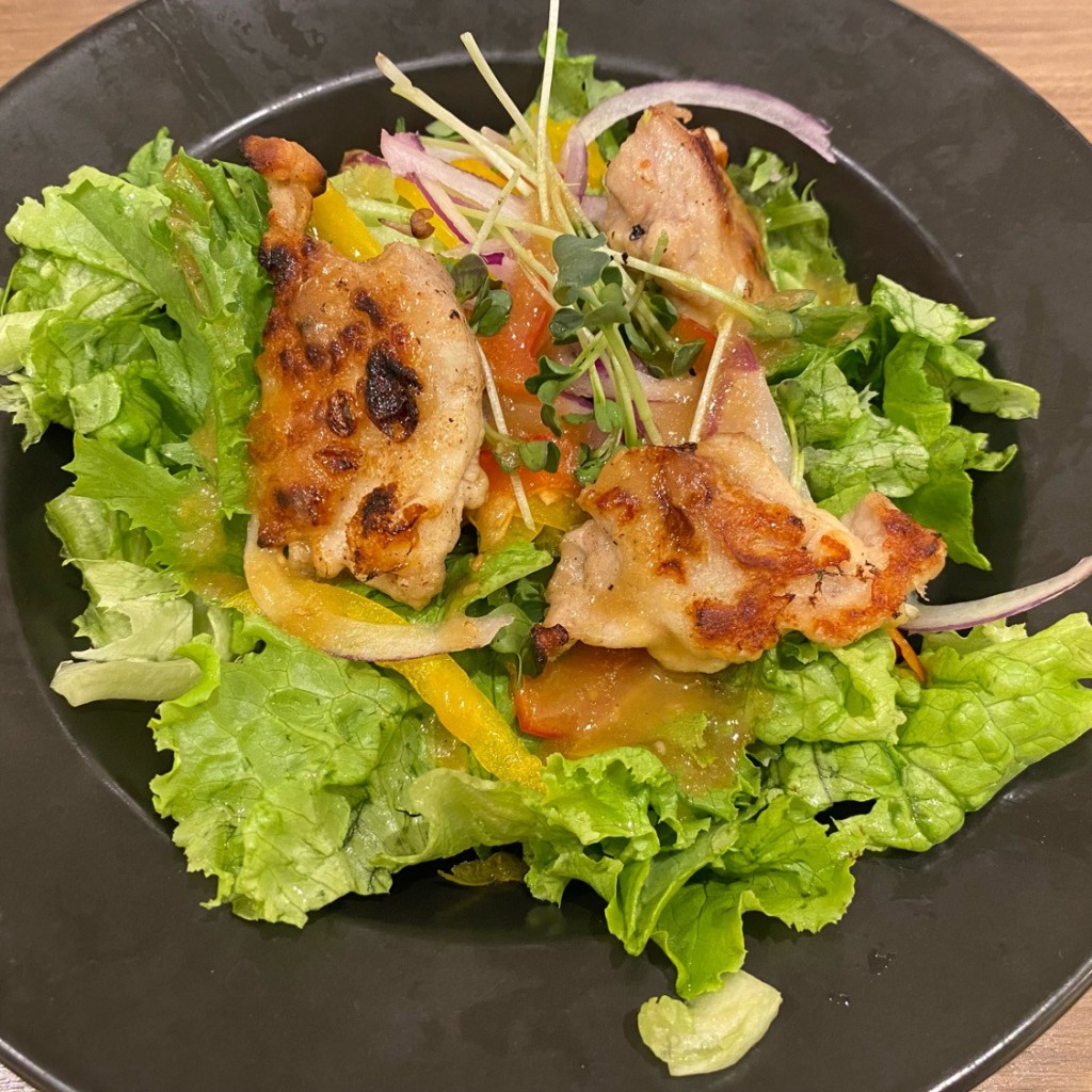 ユーザーが投稿したパン付 グリルチキンサラダの写真 - 実際訪問したユーザーが直接撮影して投稿した南幸洋食バケット 横浜ジョイナス店の写真