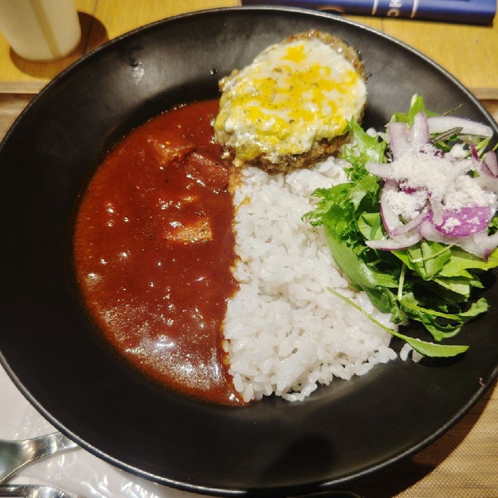 ユーザーが投稿した3種チーズハンバーグのせ野菜カレーの写真 - 実際訪問したユーザーが直接撮影して投稿した上野カフェ5 CROSSTIES COFFEEの写真