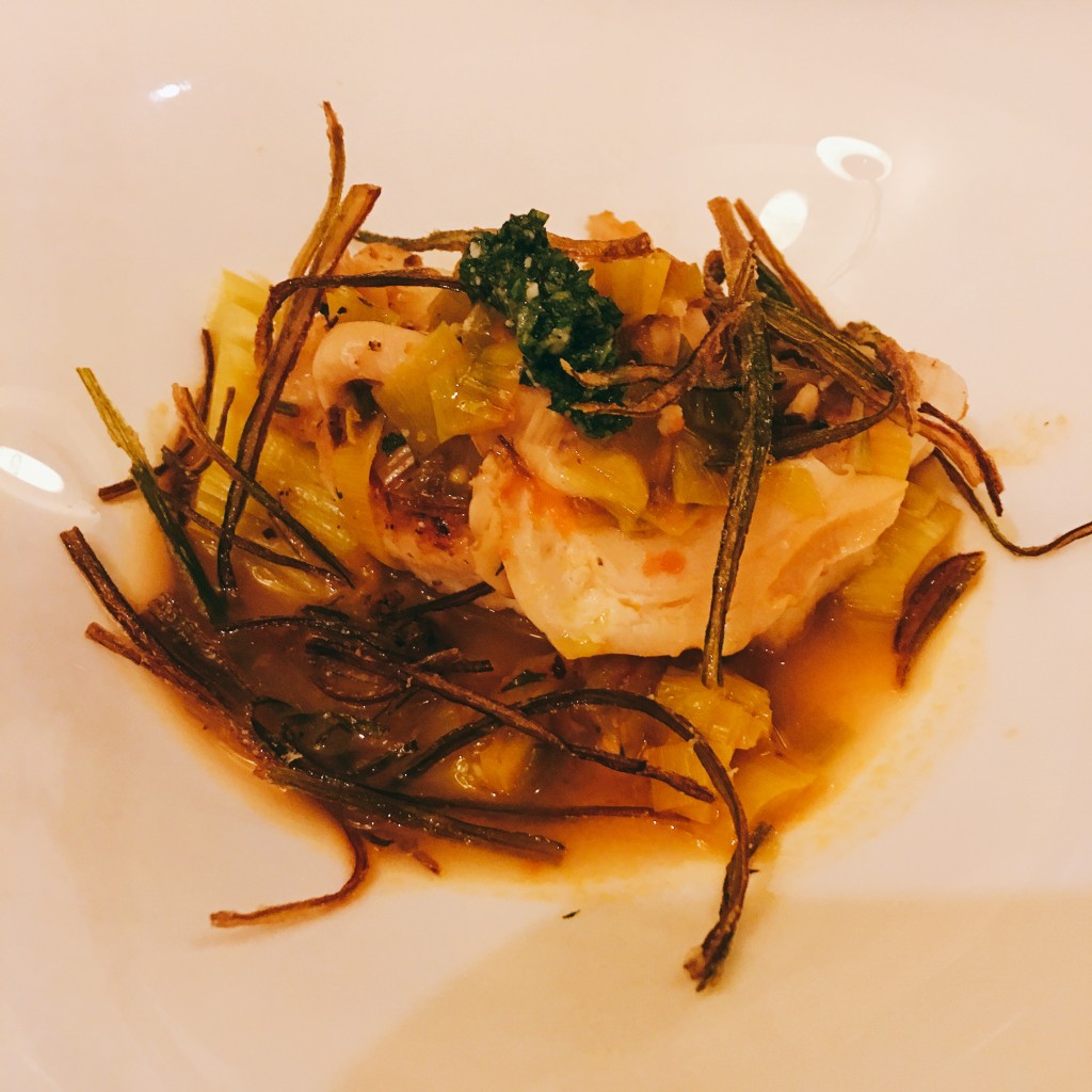 ユーザーが投稿した真鯛 つぶ貝 ポロ葱 トマトのスープ大葉添えの写真 - 実際訪問したユーザーが直接撮影して投稿した西新宿イタリアンピッツォランテ スパッカナポリの写真
