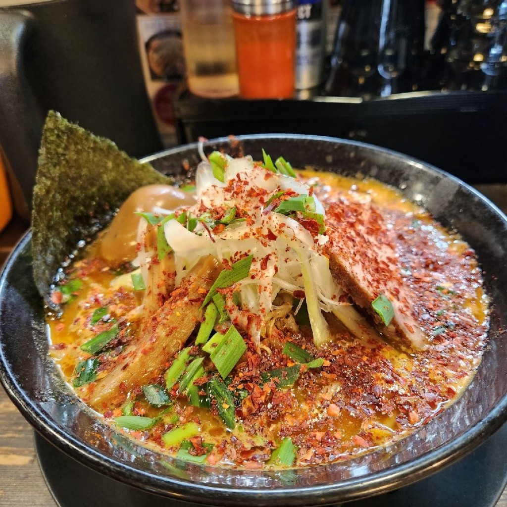 ユーザーが投稿した味玉辛いしびれる味噌ラーメンの写真 - 実際訪問したユーザーが直接撮影して投稿した原町ラーメン専門店ラーメン スミスの写真