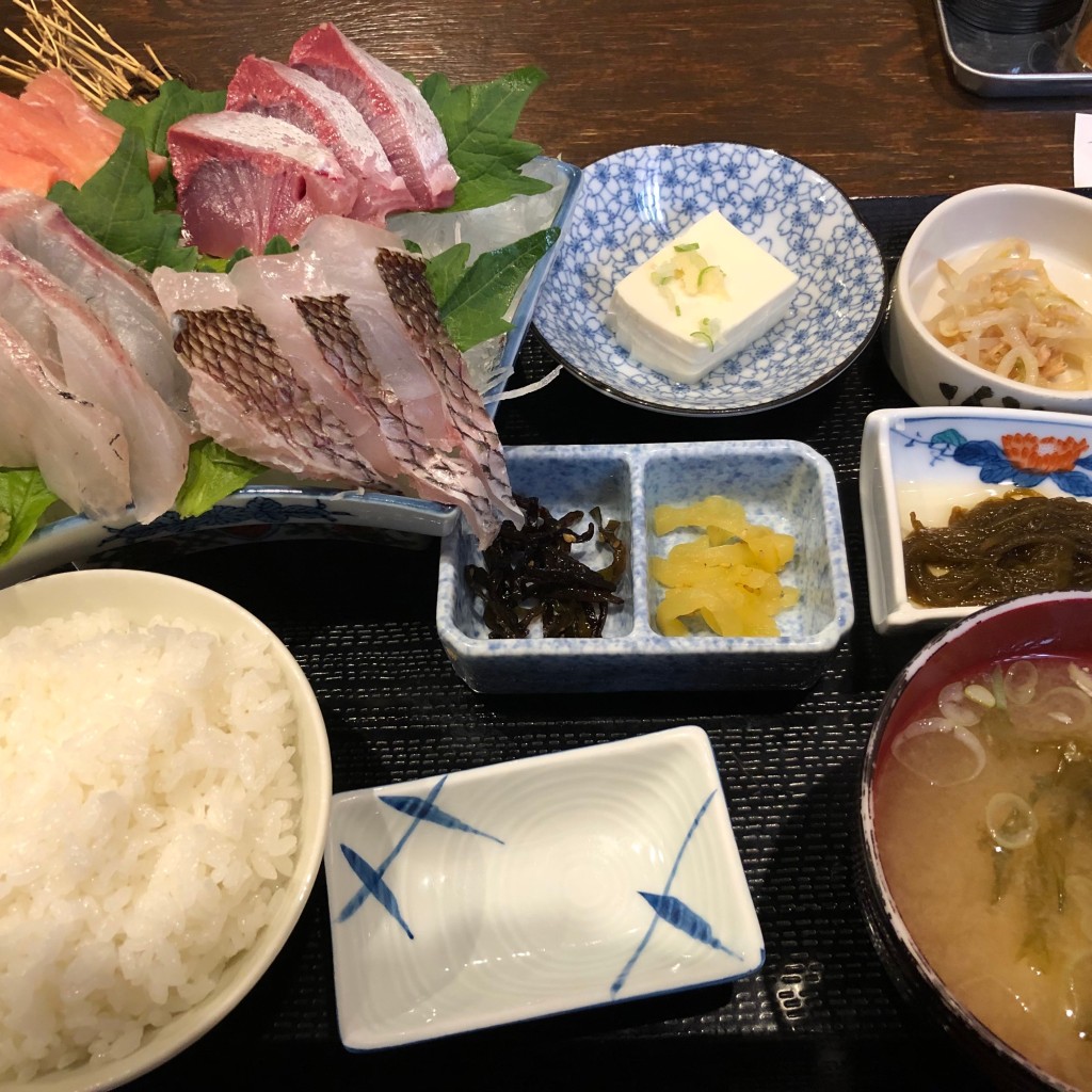 ユーザーが投稿したお刺身定食上の写真 - 実際訪問したユーザーが直接撮影して投稿した諸江町寿司魚笑の写真