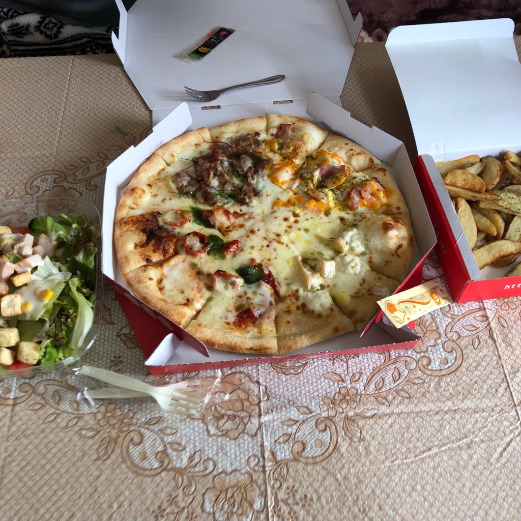 ユーザーが投稿したラバーズ4とポテトとシーザーサラダの写真 - 実際訪問したユーザーが直接撮影して投稿した丸の内ピザピザハット 甲府店の写真