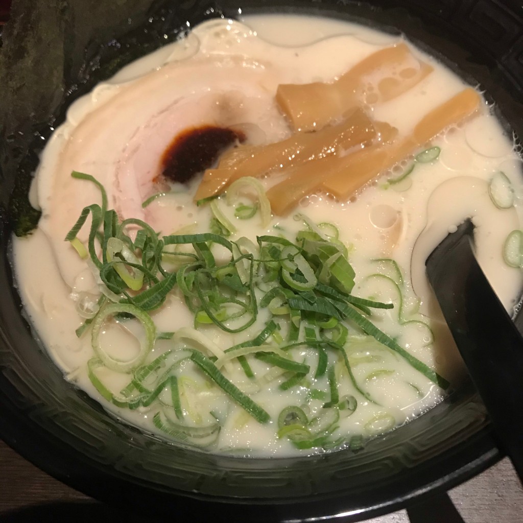 ユーザーが投稿したとんこつラーメンの写真 - 実際訪問したユーザーが直接撮影して投稿した新宿ラーメン専門店油そば総本店 新宿東口アルタ裏店の写真