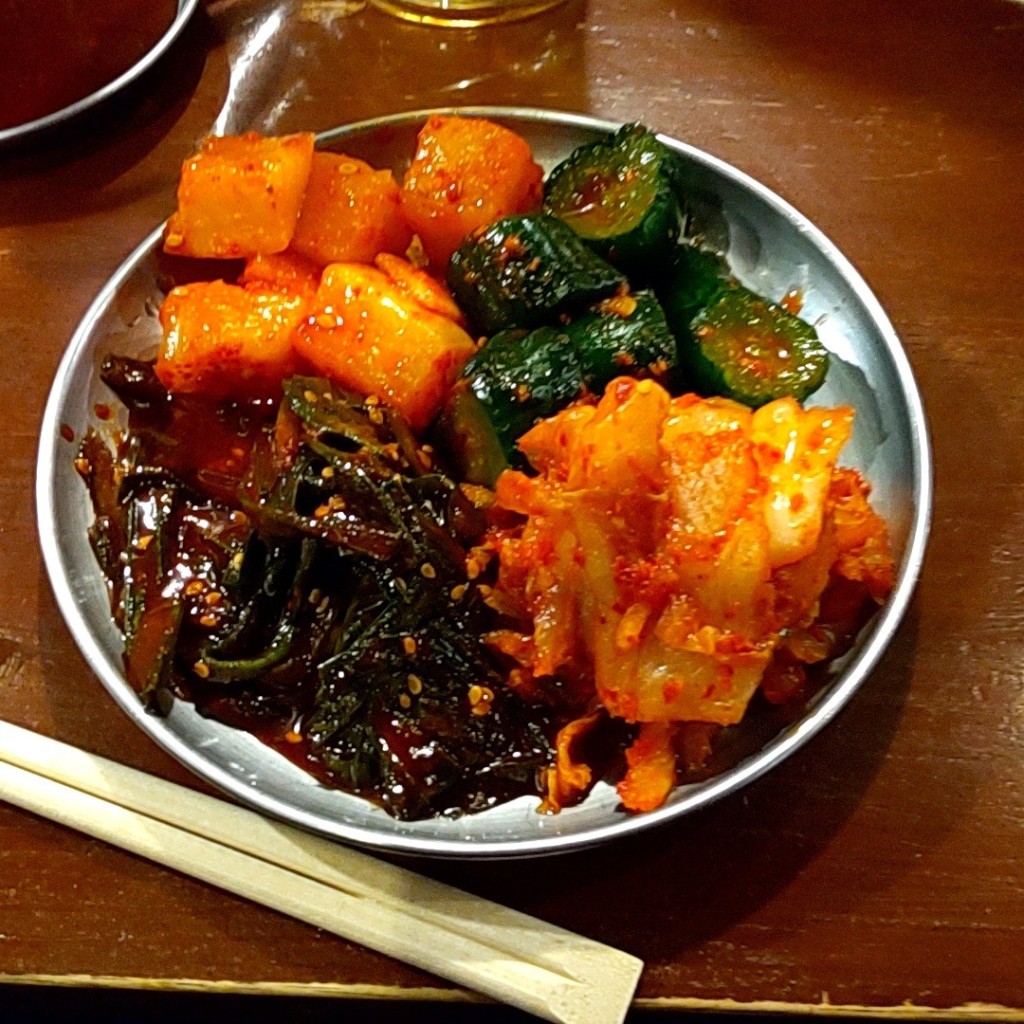 ユーザーが投稿したキムチ盛り合わせの写真 - 実際訪問したユーザーが直接撮影して投稿した東野田町韓国料理韓国バルハラペコ 京橋店の写真