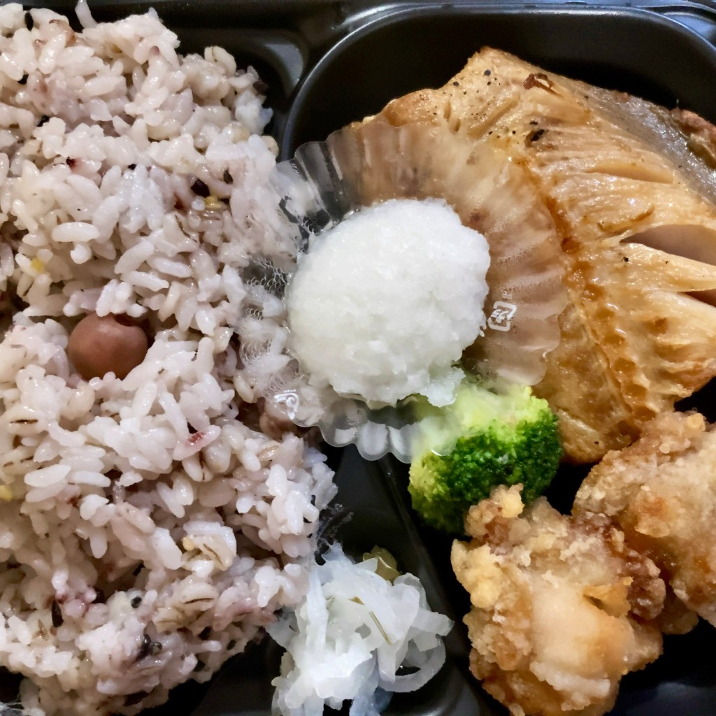 ユーザーが投稿したほっけ塩焼きと鶏の竜田揚げ弁当の写真 - 実際訪問したユーザーが直接撮影して投稿した越中島定食屋大戸屋 越中島店の写真