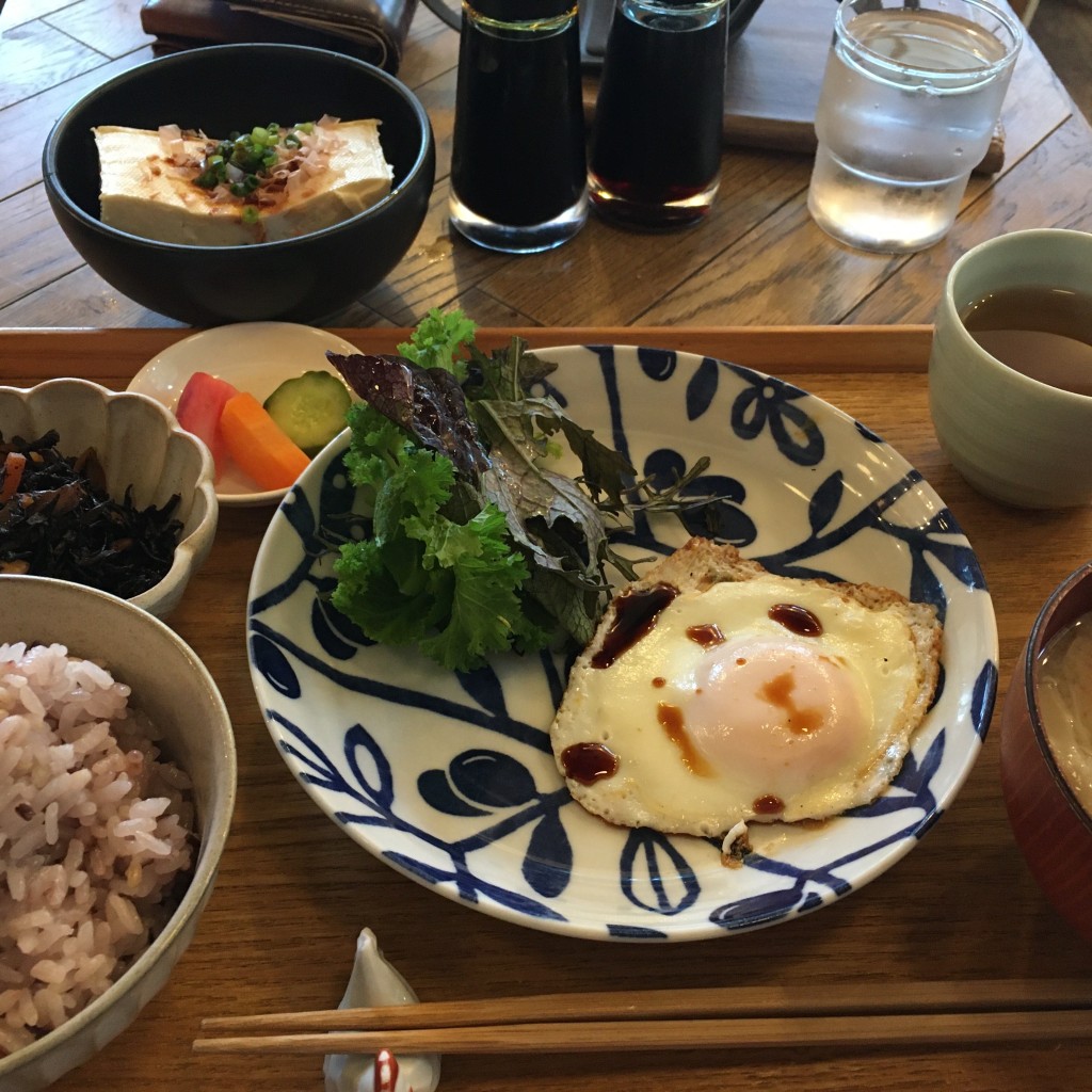 ユーザーが投稿した朝定食/目玉焼きの写真 - 実際訪問したユーザーが直接撮影して投稿した小町定食屋朝食屋 COBAKABAの写真