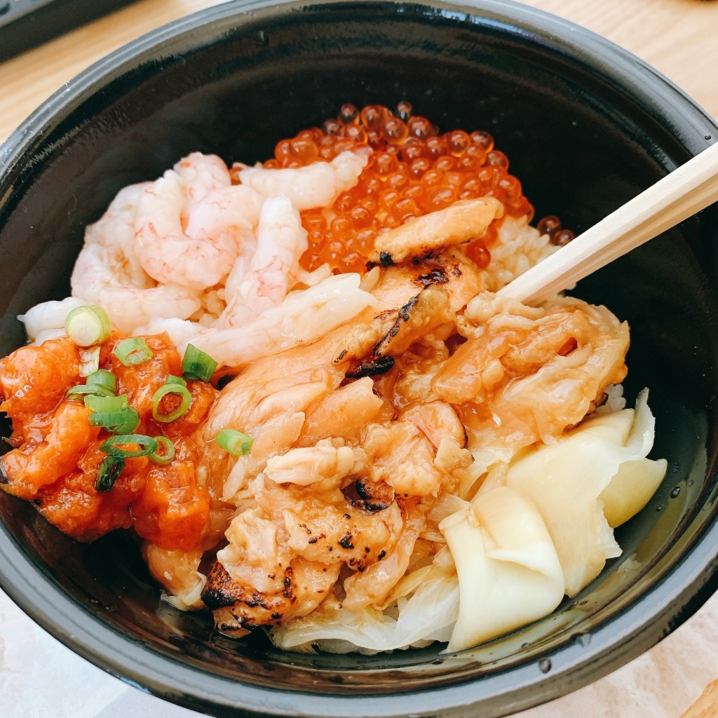 ユーザーが投稿したオリジナル丼 種盛りの写真 - 実際訪問したユーザーが直接撮影して投稿した栄町丼もの魚丼DELI 魚DON!ミート&ロールkitchenの写真