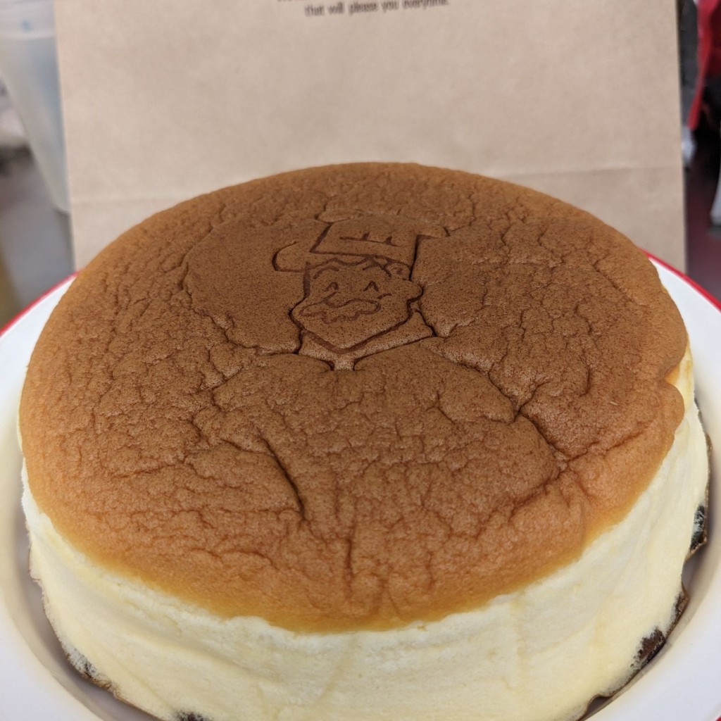 ユーザーが投稿した焼き立てチーズケーキの写真 - 実際訪問したユーザーが直接撮影して投稿した螢池西町ケーキりくろーおじさんの店 大阪伊丹空港店の写真