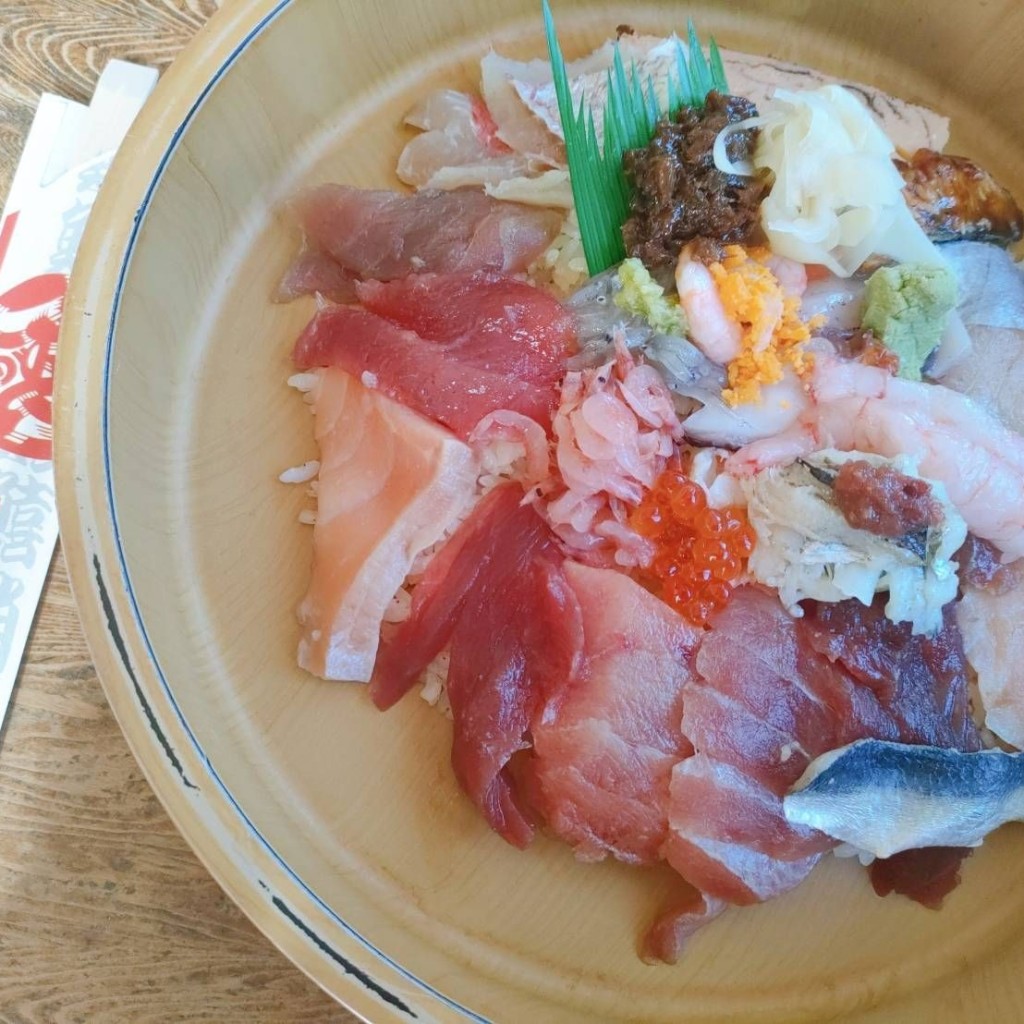 ユーザーが投稿した海鮮丼上の写真 - 実際訪問したユーザーが直接撮影して投稿した中港寿司地魚定の写真
