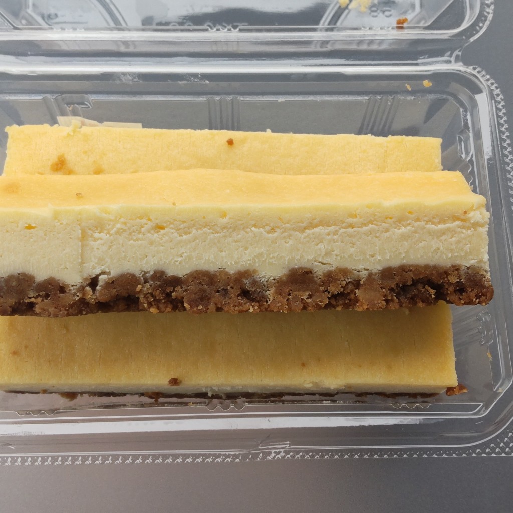 ユーザーが投稿した濃厚ベイクドチーズケーキの端っこの写真 - 実際訪問したユーザーが直接撮影して投稿した高砂台スイーツ菓子処 梅屋の写真