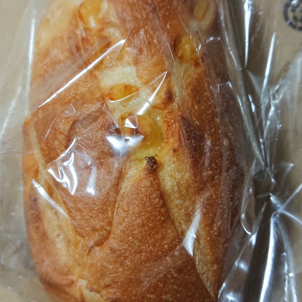ユーザーが投稿した2種類のチーズのパンの写真 - 実際訪問したユーザーが直接撮影して投稿した天王ベーカリーリュウヘイ 阪急南茨木店の写真