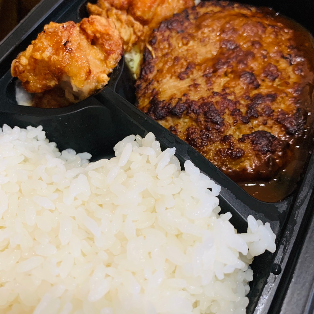 ユーザーが投稿したハンバーグ唐揚げ弁当(ランチ)の写真 - 実際訪問したユーザーが直接撮影して投稿した美濃山幸水ファミリーレストランガスト 八幡店の写真