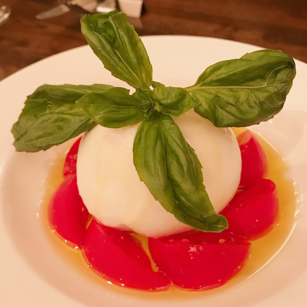ユーザーが投稿したブッラータチーズとフルーツトマトの写真 - 実際訪問したユーザーが直接撮影して投稿した緑が丘イタリアンポルトフィーノの写真