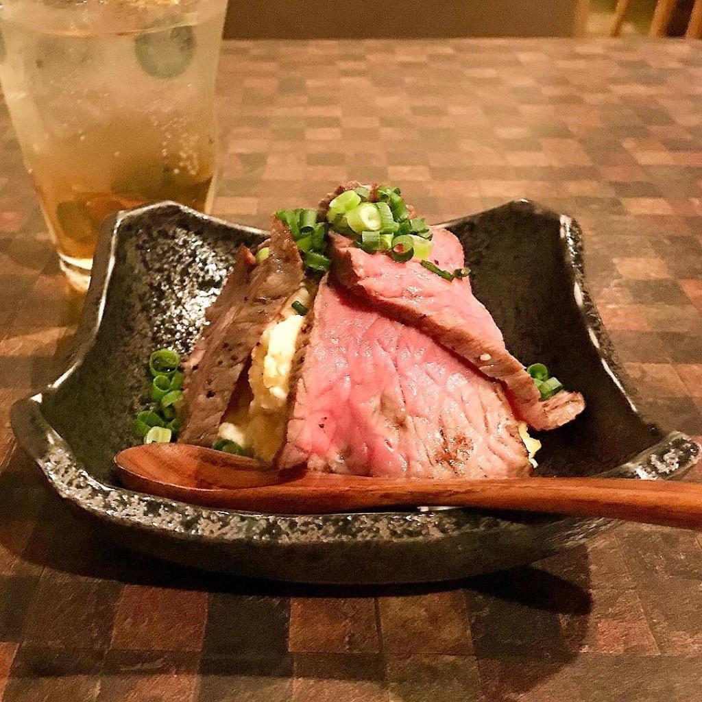 ユーザーが投稿したローストビーフとポテトサラダの写真 - 実際訪問したユーザーが直接撮影して投稿した西新宿居酒屋和創作 空 西新宿店の写真