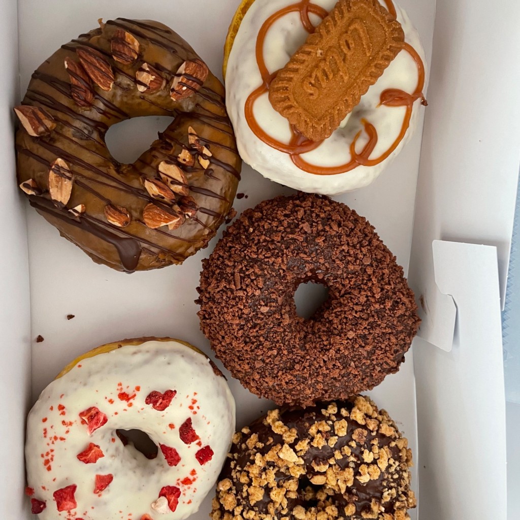 ユーザーが投稿したキャラメルホワイトの写真 - 実際訪問したユーザーが直接撮影して投稿した万代島ドーナツFOFO donut OWL the Bakeryの写真