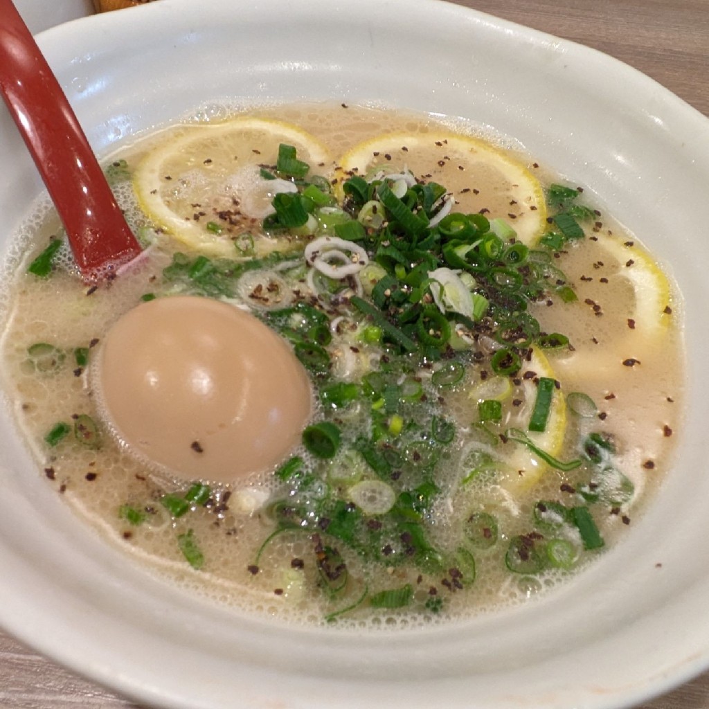 ユーザーが投稿したレモン豚骨ラーメンの写真 - 実際訪問したユーザーが直接撮影して投稿した茂里町ラーメン / つけ麺麺也オールウェイズ ココウォーク店の写真