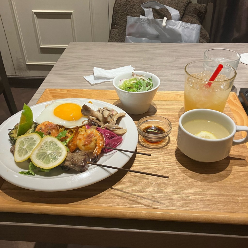 ユーザーが投稿したグルメサテ2種とナシゴレンのセットの写真 - 実際訪問したユーザーが直接撮影して投稿した西新宿アジア / エスニックPlataran Resort&Restaurant プラタラン リゾート&レストランの写真