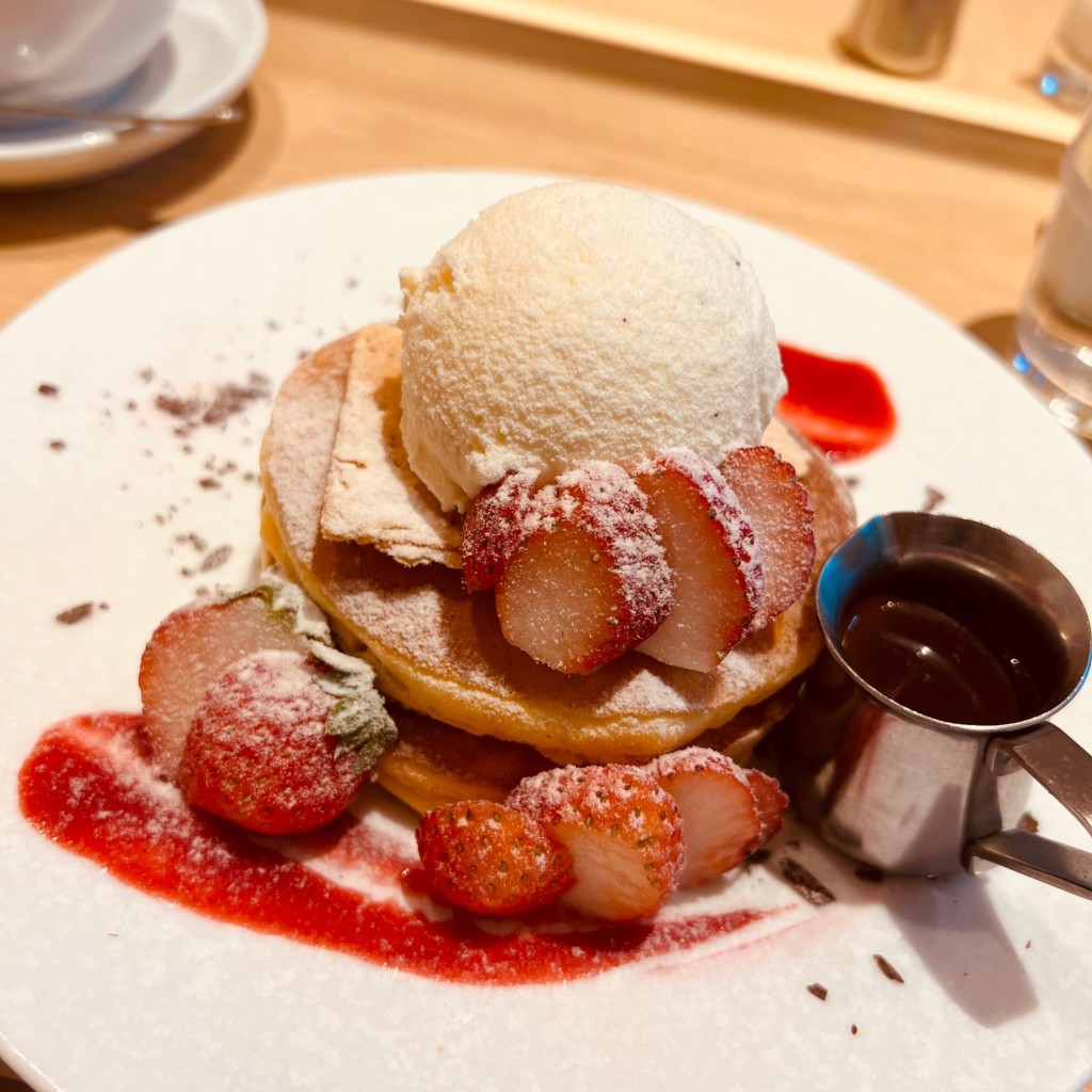 ユーザーが投稿した苺と温かいチョコレートソースのホットケーキの写真 - 実際訪問したユーザーが直接撮影して投稿した梅田カフェchano-ma 梅田の写真