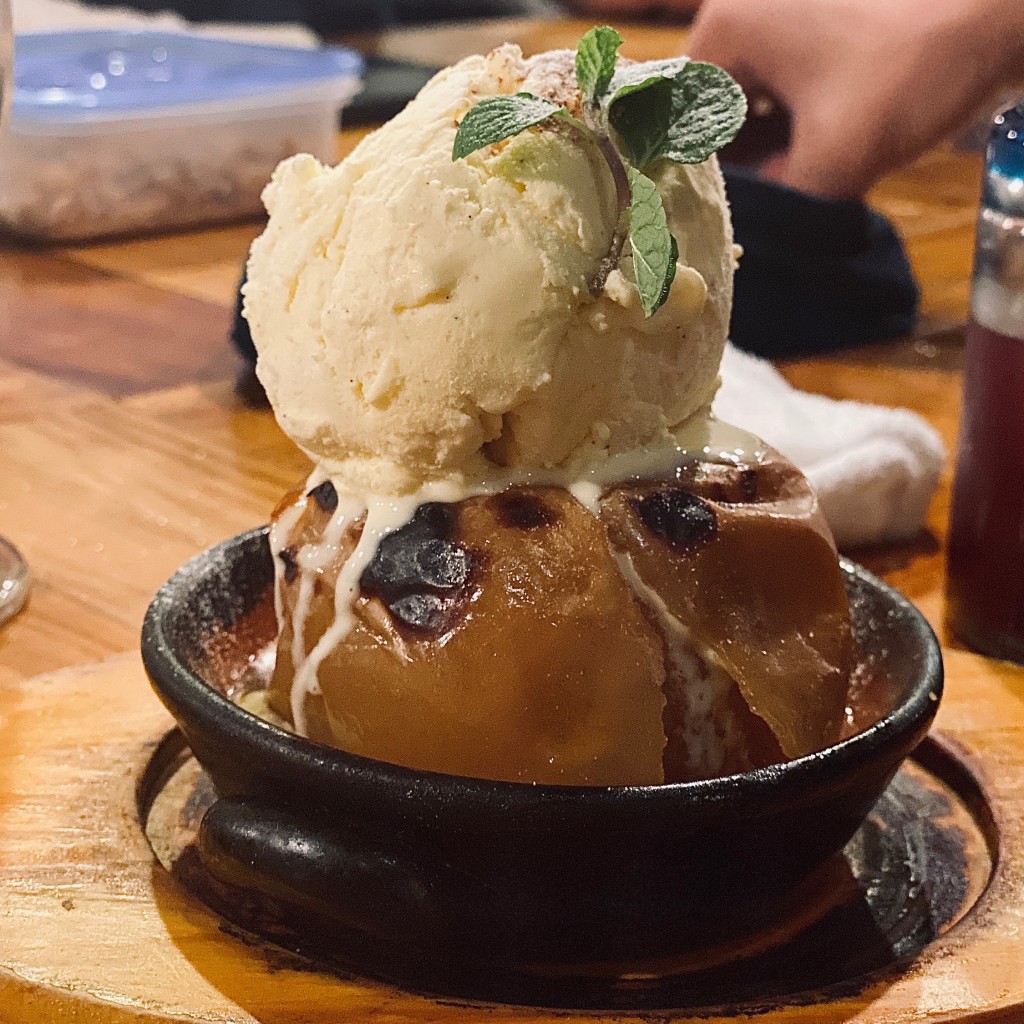 ユーザーが投稿した丸ごと釜焼きリンゴとバニラアイスの写真 - 実際訪問したユーザーが直接撮影して投稿した西新宿イタリアンDRA セブンの写真