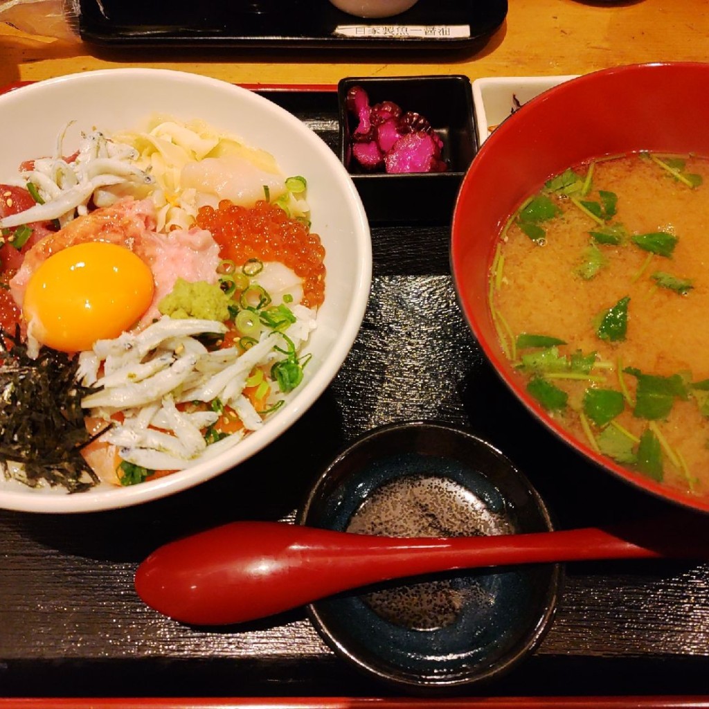 ユーザーが投稿した夜定食魚一丼の写真 - 実際訪問したユーザーが直接撮影して投稿した四谷居酒屋四ッ谷 魚一商店の写真