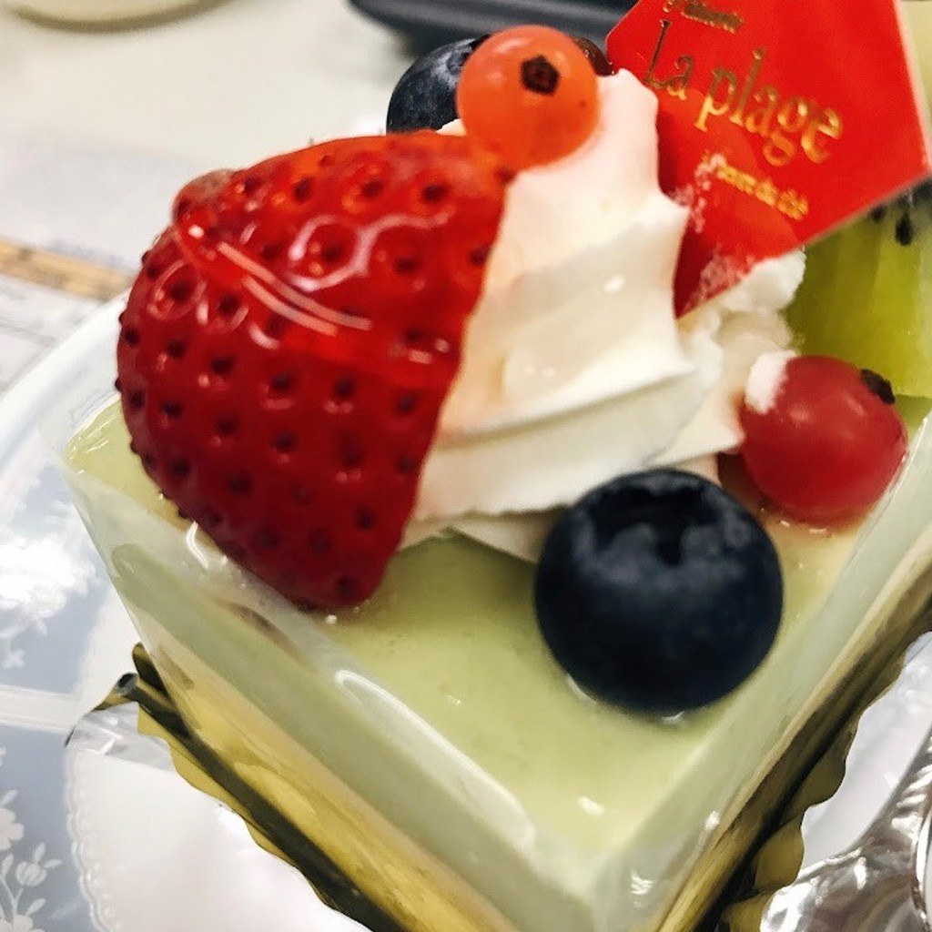 ユーザーが投稿したピスタチオとホワイトチョコのケーキの写真 - 実際訪問したユーザーが直接撮影して投稿した北新町ケーキパティスリー・ラ プラージュの写真