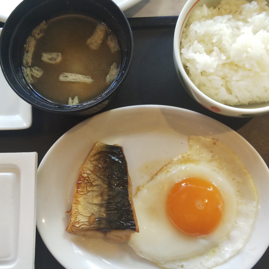 ユーザーが投稿した目玉焼きと塩さばMorningご飯納豆の写真 - 実際訪問したユーザーが直接撮影して投稿した高円寺北ファミリーレストランデニーズ 高円寺駅前店の写真