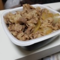 牛丼サラダ味噌汁セット - 実際訪問したユーザーが直接撮影して投稿した末広牛丼吉野家 千葉末広街道店の写真のメニュー情報