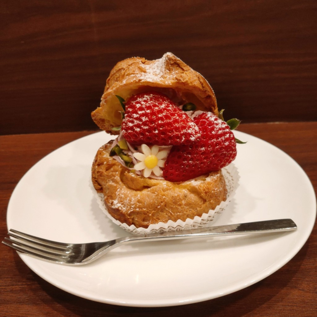 ユーザーが投稿したいちごのシュークリームの写真 - 実際訪問したユーザーが直接撮影して投稿した西新宿カフェlafruttaの写真