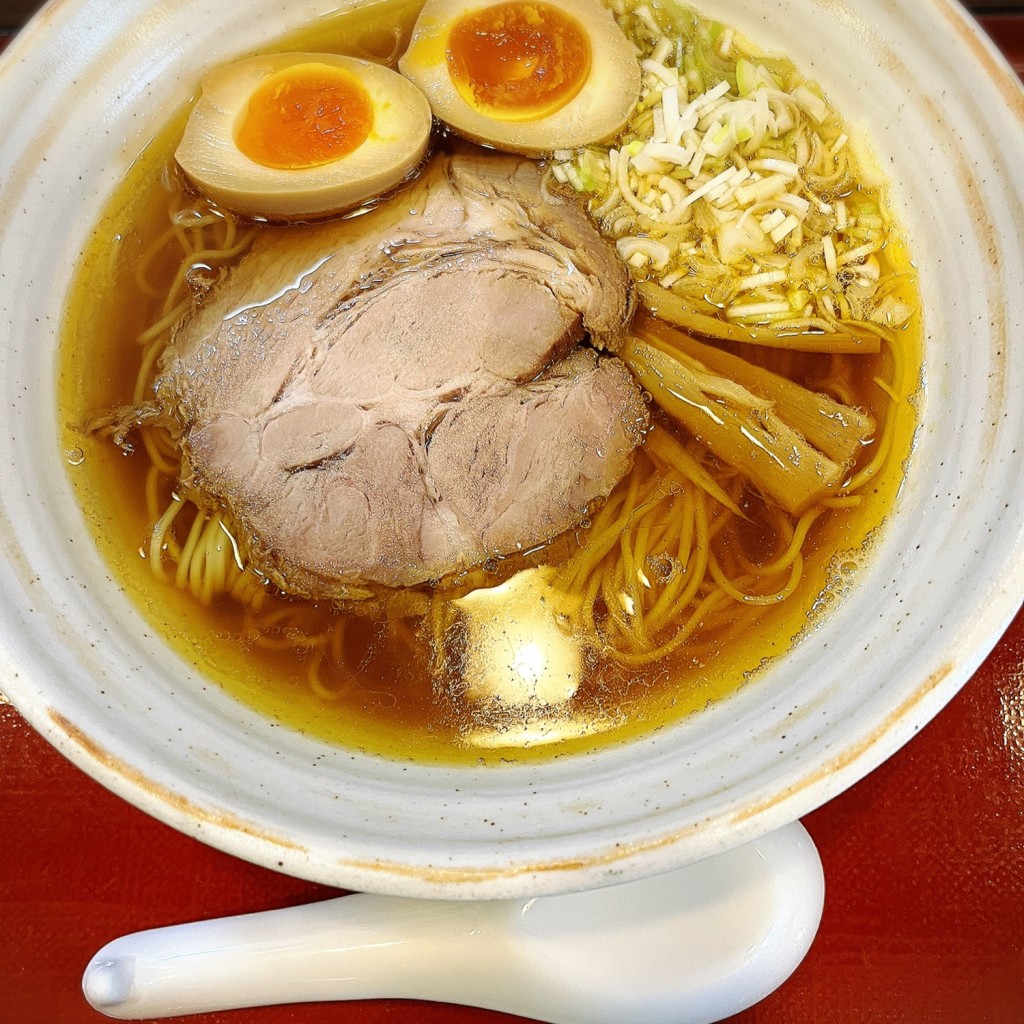 ユーザーが投稿した魚介醤油ラーメン+味玉の写真 - 実際訪問したユーザーが直接撮影して投稿した常盤平ラーメン / つけ麺麺屋 むどうの写真