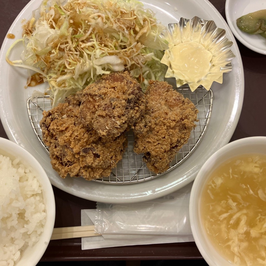 ユーザーが投稿した鶏唐揚げセットの写真 - 実際訪問したユーザーが直接撮影して投稿した羽田空港中華料理中華食堂の写真