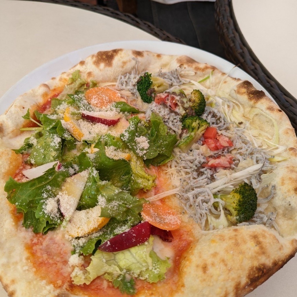 ユーザーが投稿した鎌倉野菜のピザの写真 - 実際訪問したユーザーが直接撮影して投稿した七里ガ浜イタリアンAMALFI Della Seraの写真