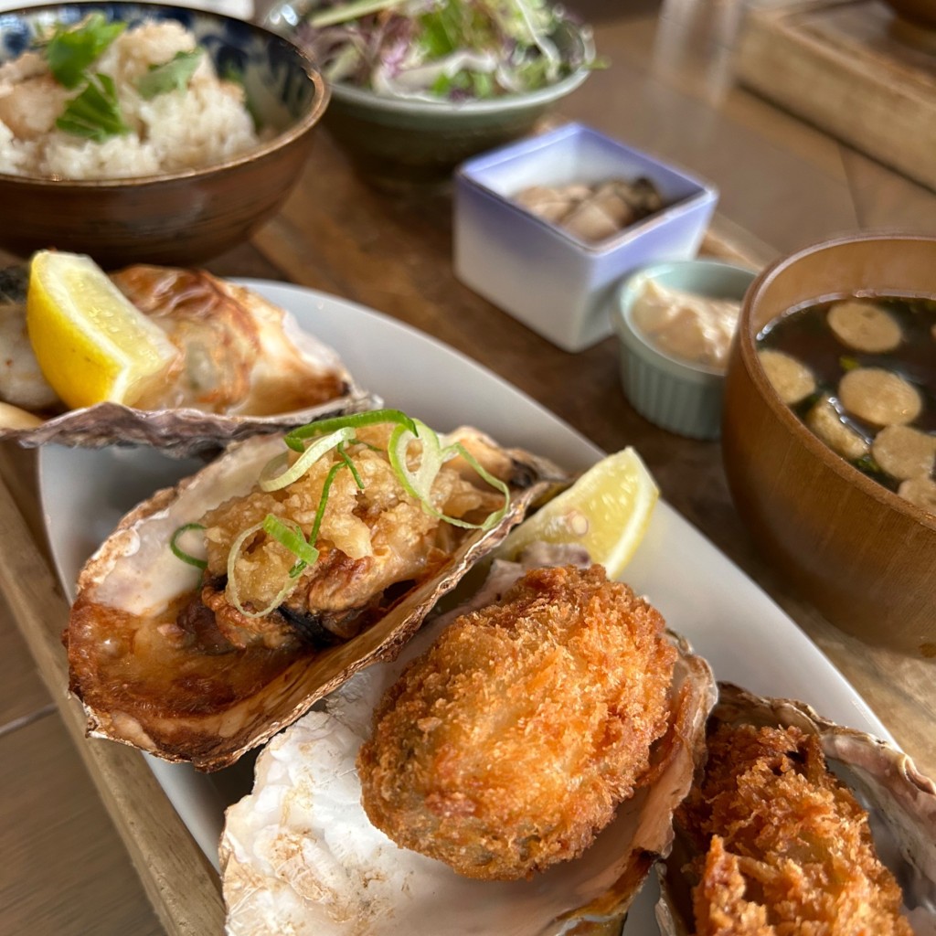 ユーザーが投稿した焼き牡蠣とカキフライの食べ比べランチの写真 - 実際訪問したユーザーが直接撮影して投稿した茶屋町イタリアン魚Italian&Oyster Wharf(ワーフ)の写真