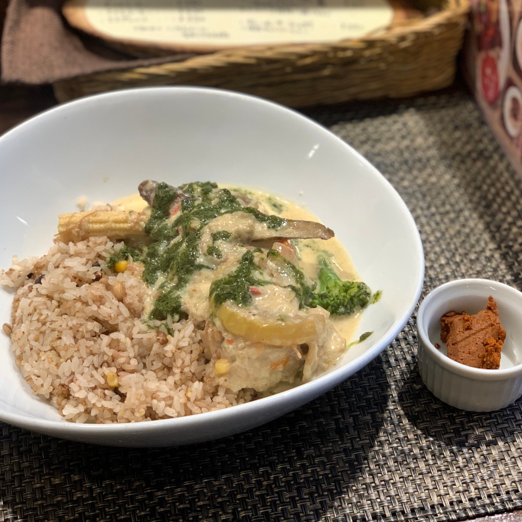 ユーザーが投稿したバジル香る トリと季節野菜のクリーム煮の写真 - 実際訪問したユーザーが直接撮影して投稿した松庵カレーフレンチカレー スプーンの写真