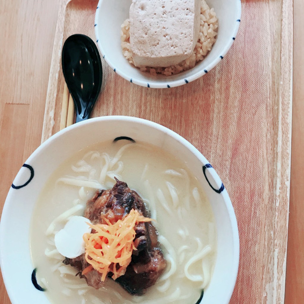 ユーザーが投稿したソーキそばと島豆めしの写真 - 実際訪問したユーザーが直接撮影して投稿した東江沖縄料理島豆腐と、おそば。真打田仲そばの写真