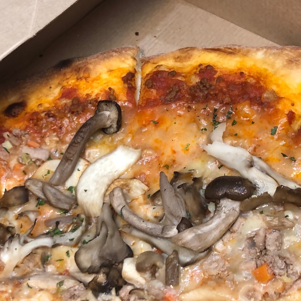ユーザーが投稿したキノコとチーズのピザの写真 - 実際訪問したユーザーが直接撮影して投稿した平川イタリアンカプリチョーザ 城陽店の写真