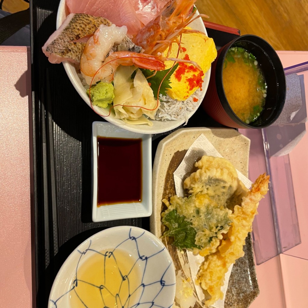 ユーザーが投稿した仲間の海鮮丼と天ぷらの写真 - 実際訪問したユーザーが直接撮影して投稿した二方町定食屋牧原鮮魚店 mozoワンダーシティ店の写真
