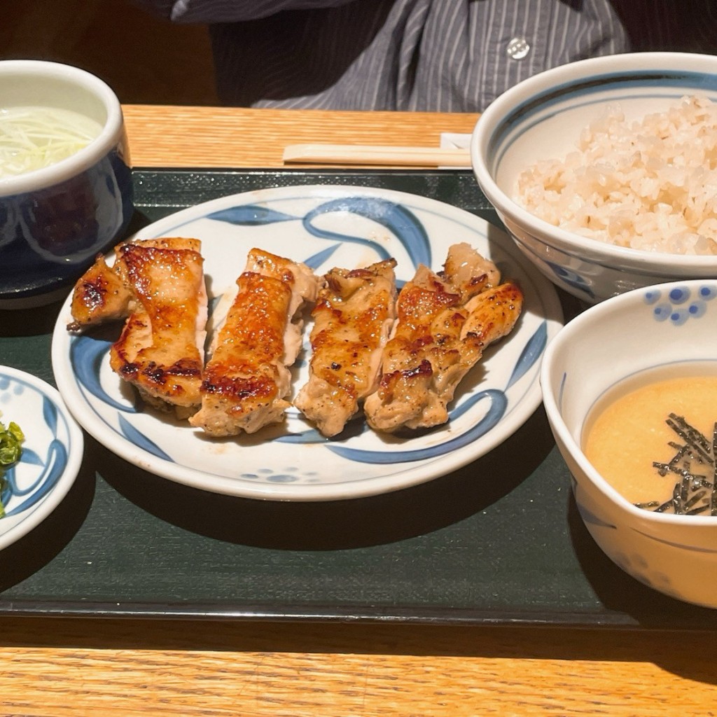 ユーザーが投稿した鶏ジューシー焼セットの写真 - 実際訪問したユーザーが直接撮影して投稿した西新宿牛タンねぎし 菊水ビル店の写真