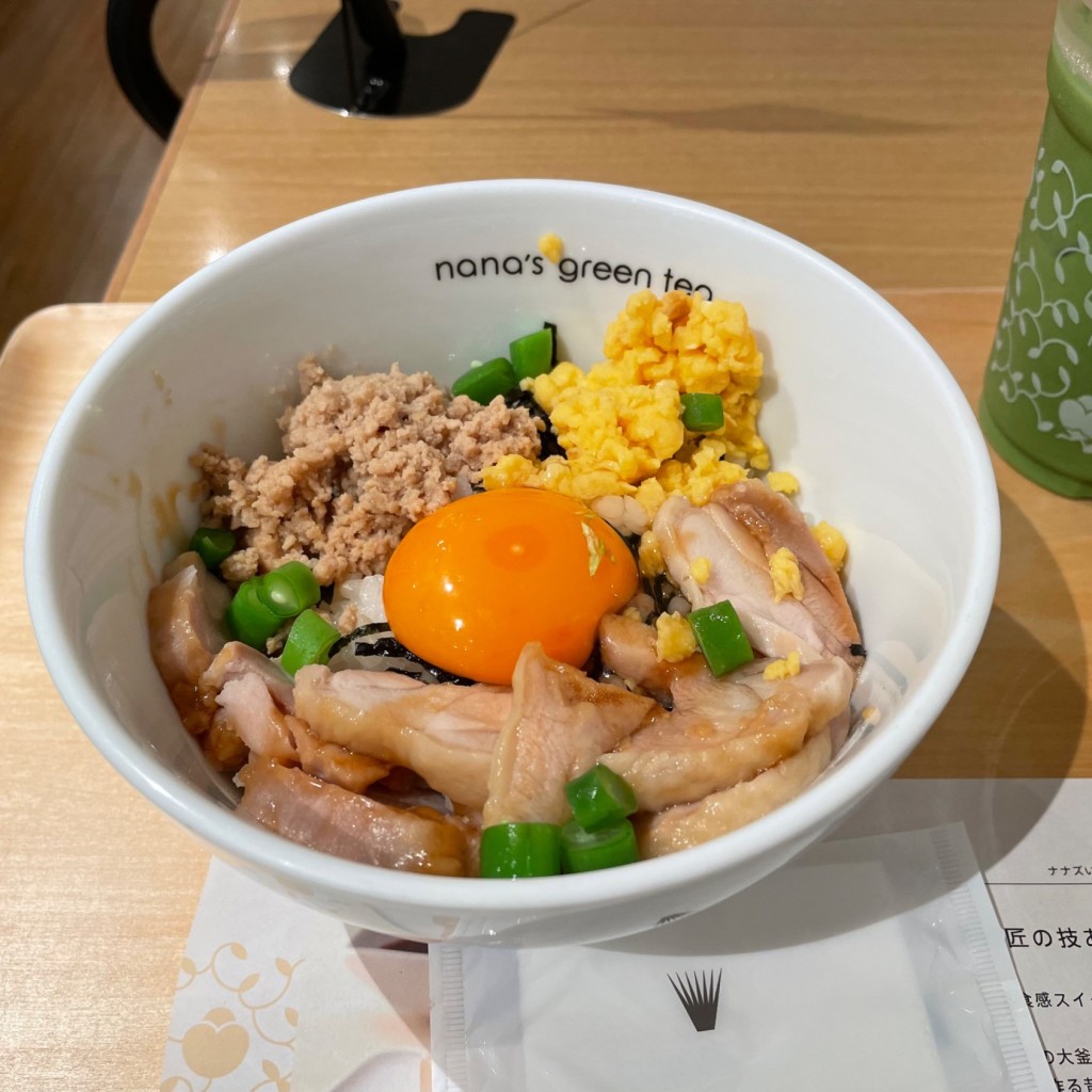 ユーザーが投稿したランチ 蒸し鶏とそぼろの親子月見どんぶりの写真 - 実際訪問したユーザーが直接撮影して投稿した春日カフェナナズグリーンティー 東京ドームシティ ラクーア店の写真