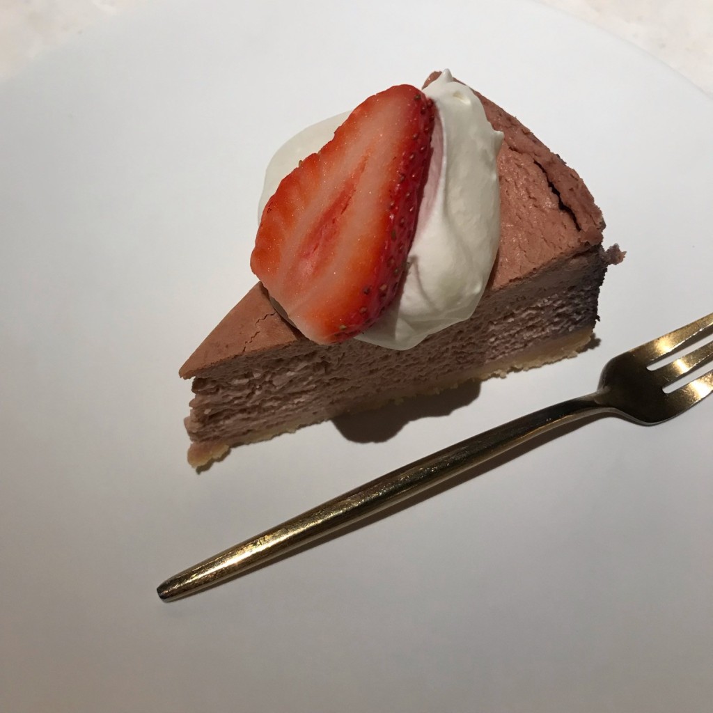 ユーザーが投稿したイチゴベイクドチーズケーキの写真 - 実際訪問したユーザーが直接撮影して投稿した御幸通イタリアンFROMA YORKYS CHEESE RESTAURANT&BARの写真