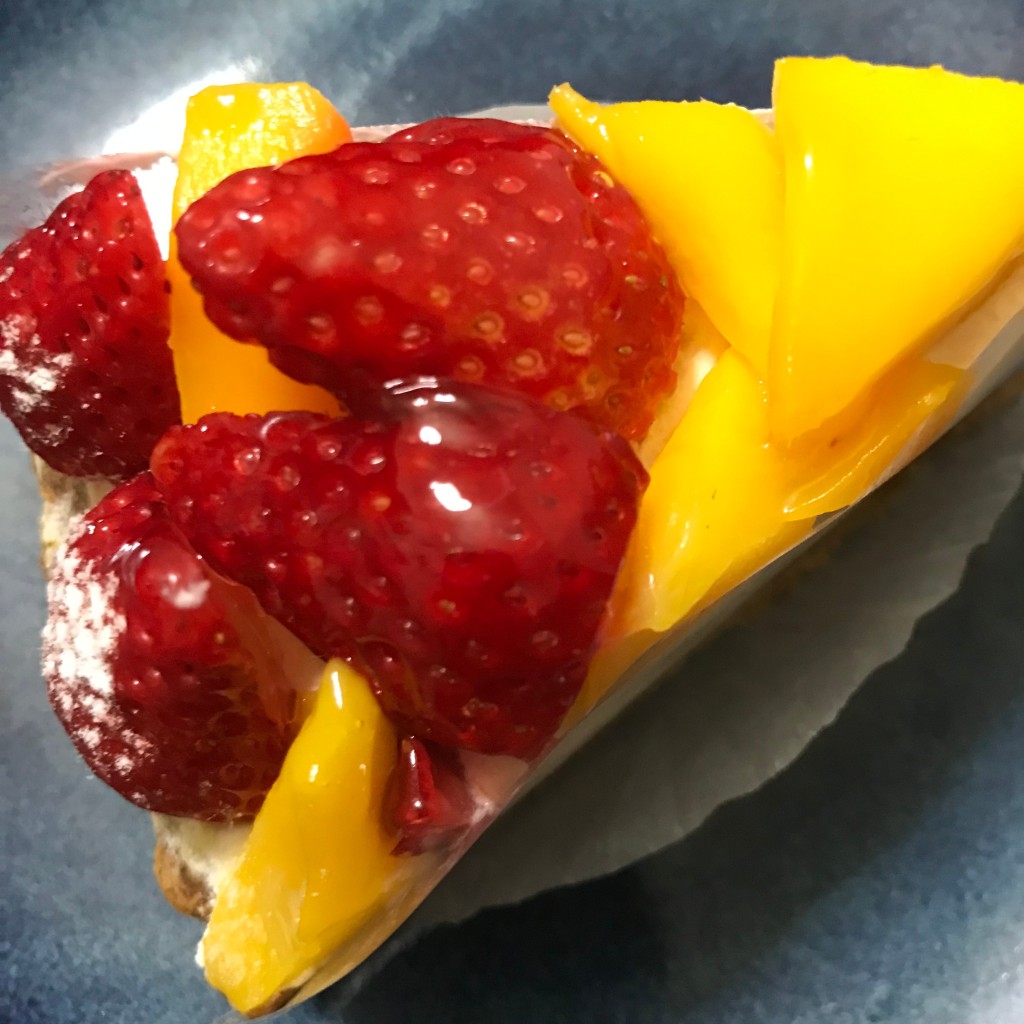 ユーザーが投稿した夏イチゴとマンゴーのパイの写真 - 実際訪問したユーザーが直接撮影して投稿した神田小川町ケーキスタイルズケイクス&カンパニーの写真